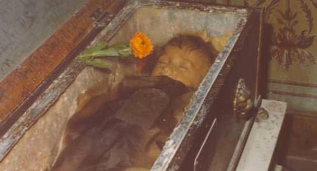 Murió y después de 100 años extrañamente sus ojos se abren (+video)