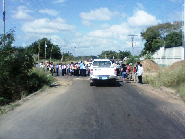 Estudiantes de escuela Los Caobos protestaron ante constantes robos dentro del plantel