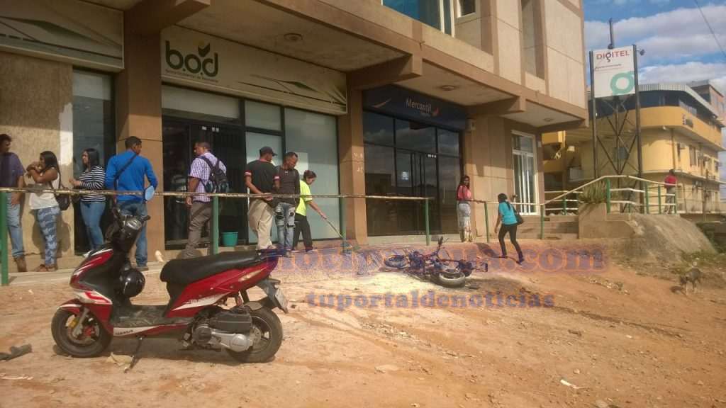 Moto resulto totalmente quemada frente a un centro comercial