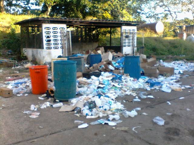 Parte trasera del hospital de Vdlp esta atiborrado de basura