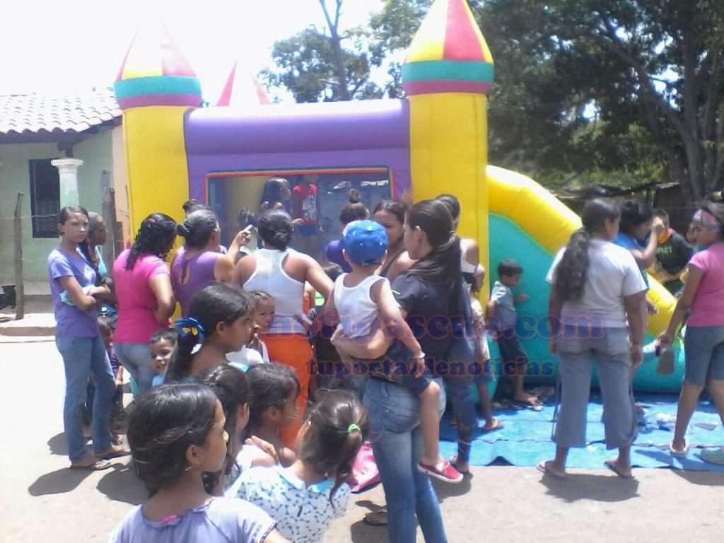 Mas de cien niños recibieron sus regalos de Reyes Magos