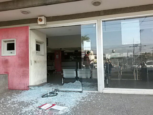 VANDALISMO O INTENTO DE ROBO. Destruyeron los vidrios delanteros del Banco Bicentenario en Valle de la Pascua