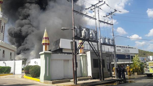 Incendio obligo a salir de un motel a parejas en paños menores