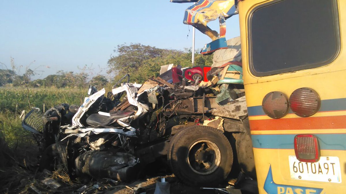 Accidente entre autobús y gandola deja múltiples muertos en Valencia