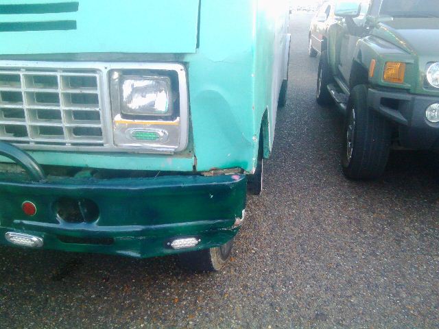 Choque de moto con autobús dejó a una persona seriamente lesionada