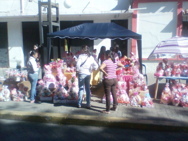 Vallepascuenses compraron regalos para el Día de San Valentín
