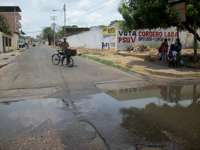 Bote de aguas negras frente a la prefectura de Infante lleva 21 días sin solución