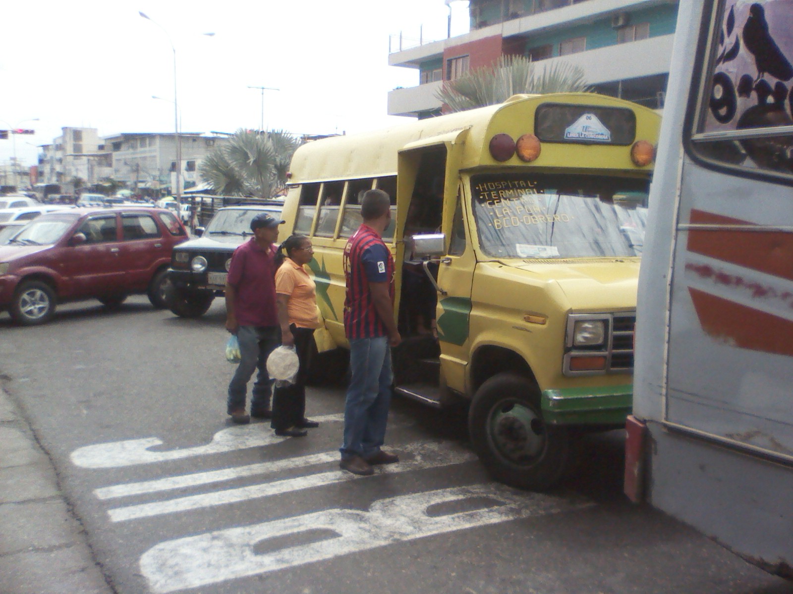 Transportistas de la ruta urbana buscan aumentar el pasaje a 200 bs.