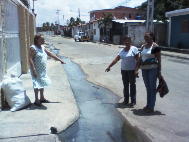 Calle Costa Rica en Carlos Perez se encuentra desbordada de aguas negras
