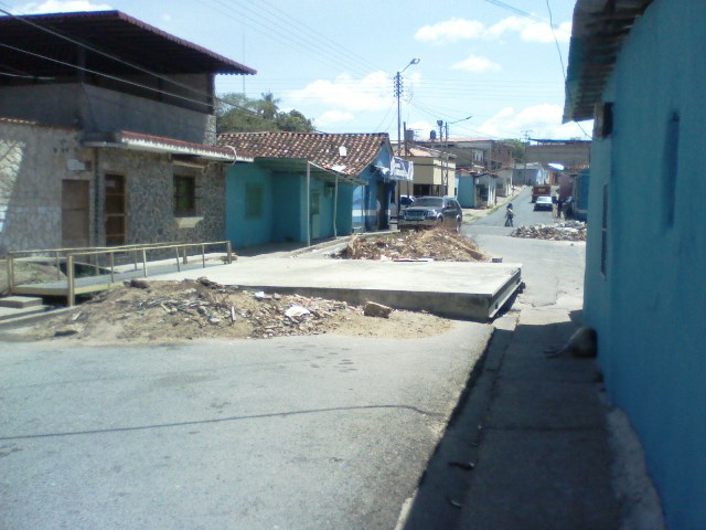 Claman por la demolición de puente mal construido por la alcaldía en la calle Bolívar 
