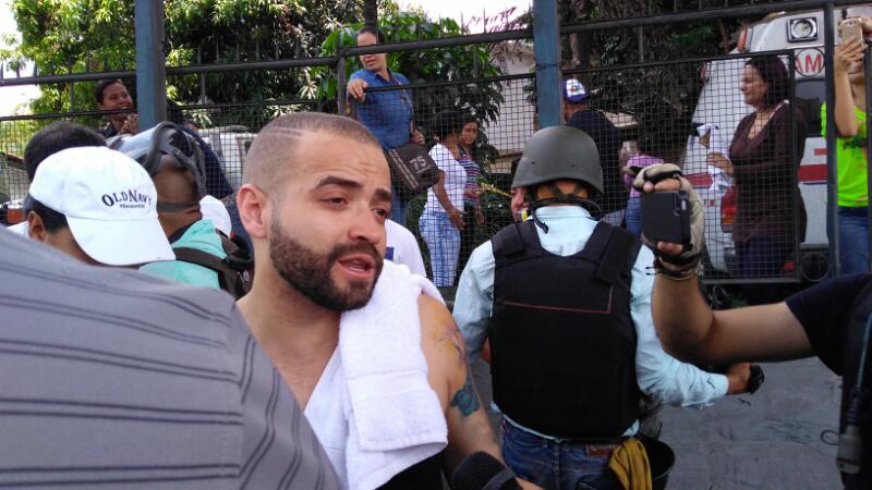 A Nacho también le lanzaron bombas lacrimógenos