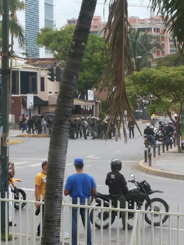 VIDEO. GNB Arrojan bombas lacrimógenas a la Clínica Las Mercedes
