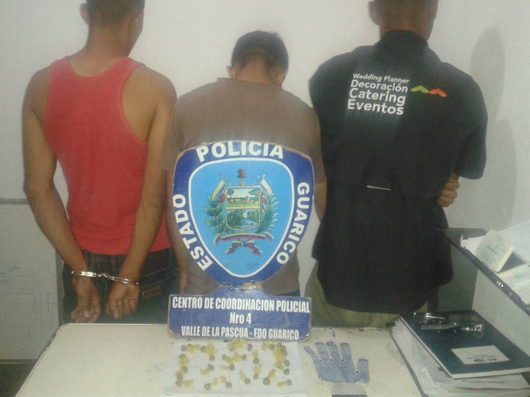 [:es]Poliguárico capturó a tres sujetos con 28 envoltorios de presunta marihuana[:]