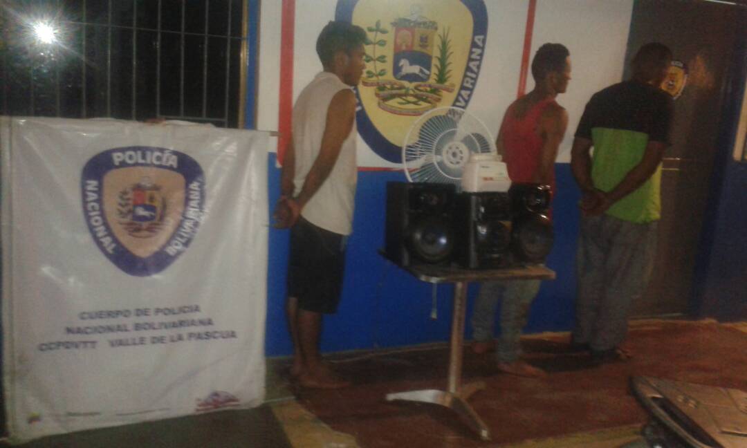 [:es]En el sector La Tormenta detienen a tres sujetos comercializando objetos robados[:]