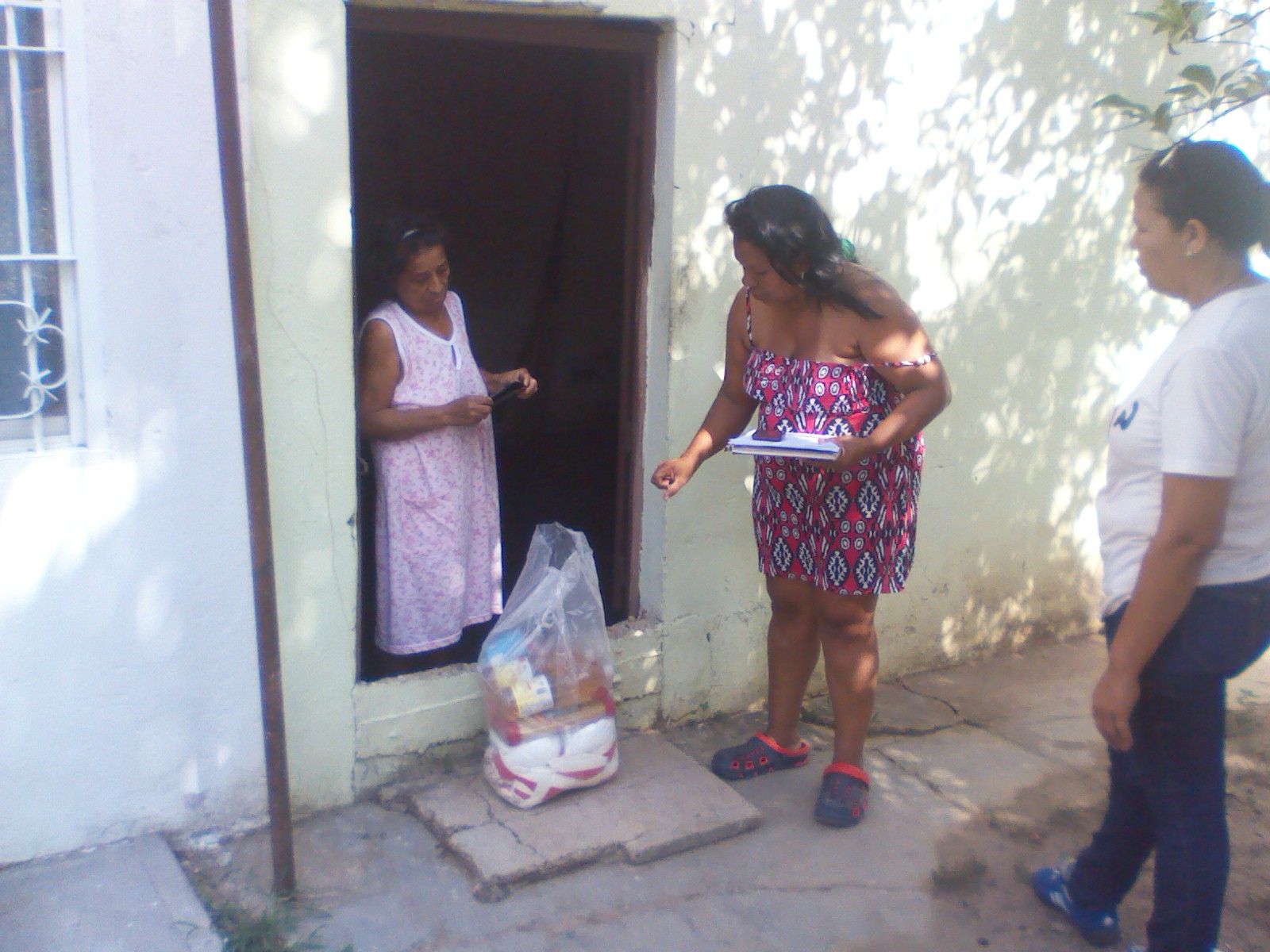 [:es]En el sector Alfallanos entregaron 600 bolsas de alimentos de la red Mercal[:]