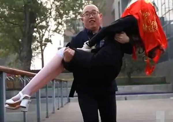 Construye una mujer robot y se casa con ella