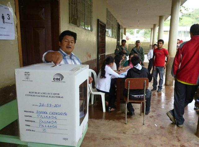 Ecuatorianos participan en segunda vuelta electoral