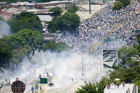[:es]Bachelet pide a Maduro garantizar el derecho a la protesta[:]