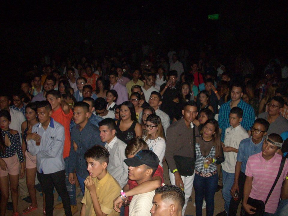 [:es]Efectivos de la GNB ejecutaron un “trancazo” a una Rumba Universitaria [:]