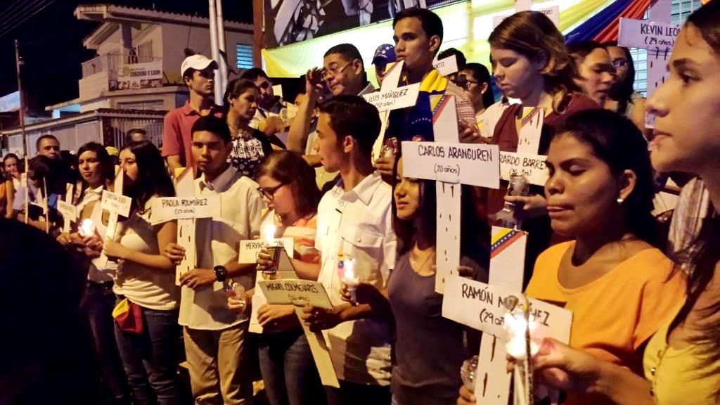 [:es]Sociedad civil de Valle de la Pascua y sectores religiosos realizaron vigilia por los caídos en las marchas.[:]