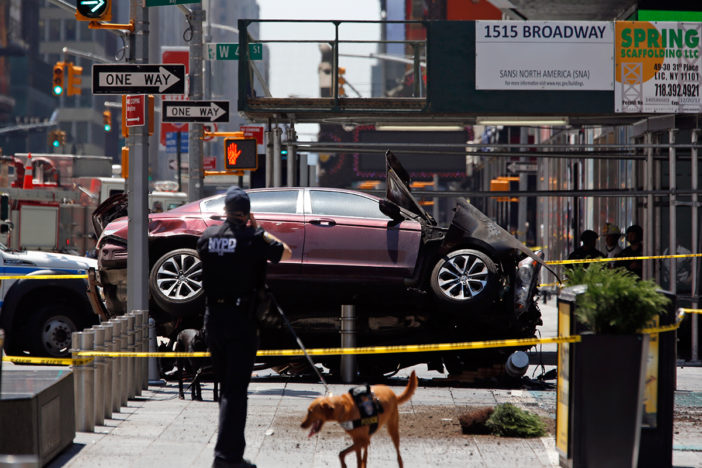 [:es]ESPELUZNANTE. Conductor arrolla a una multitud en Times Square (Vídeos)[:]