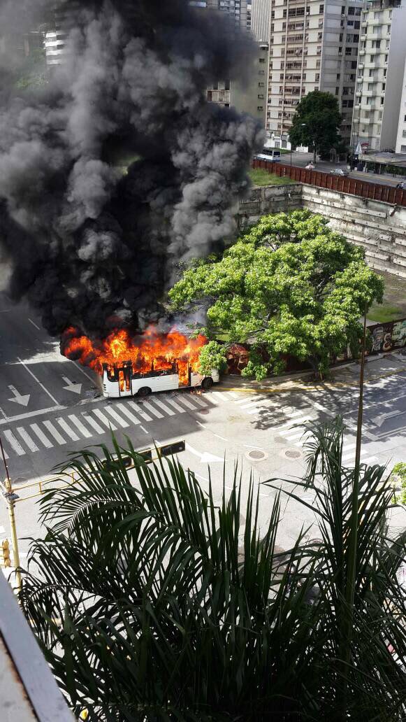 [:es]Encapuchados quemaron autobús en Altamira (+Video)[:]