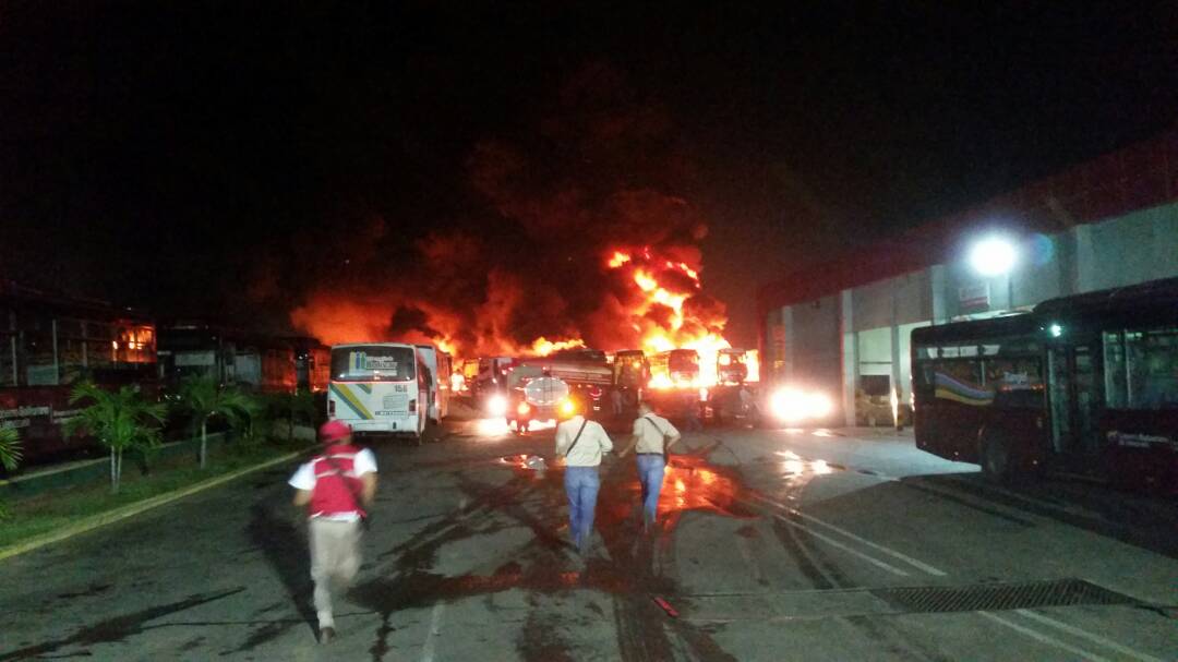 [:es]Quemaron 52 unidades de TransBolivar en Puerto Ordaz[:]