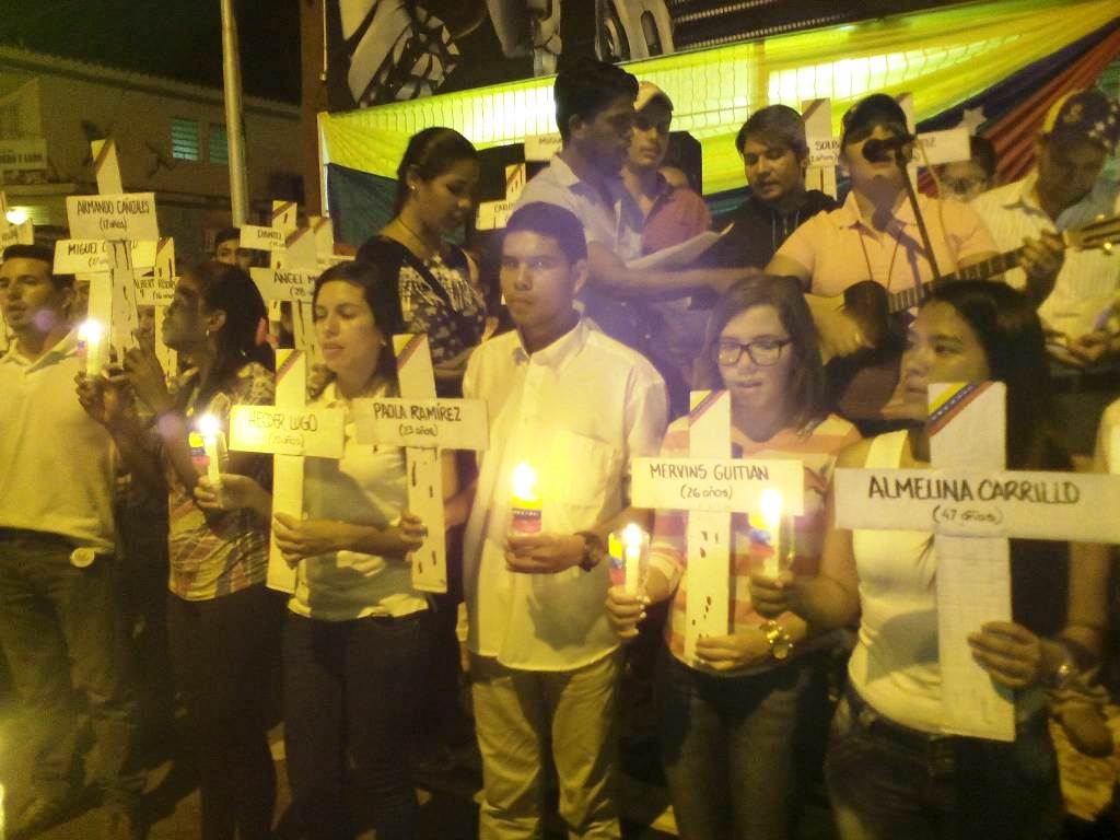 [:es]Realizaron vigilia en memoria de los caídos en manifestaciones en Caracas[:]