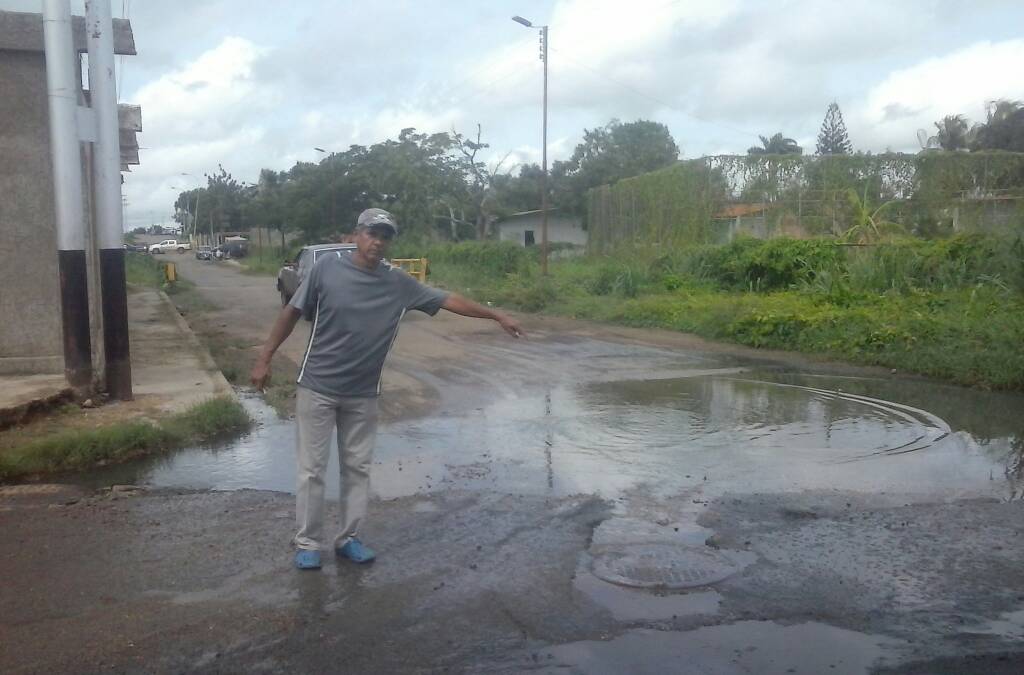 [:es]Calle Ribas con Ilustres esta convertida en un río de aguas negras [:]