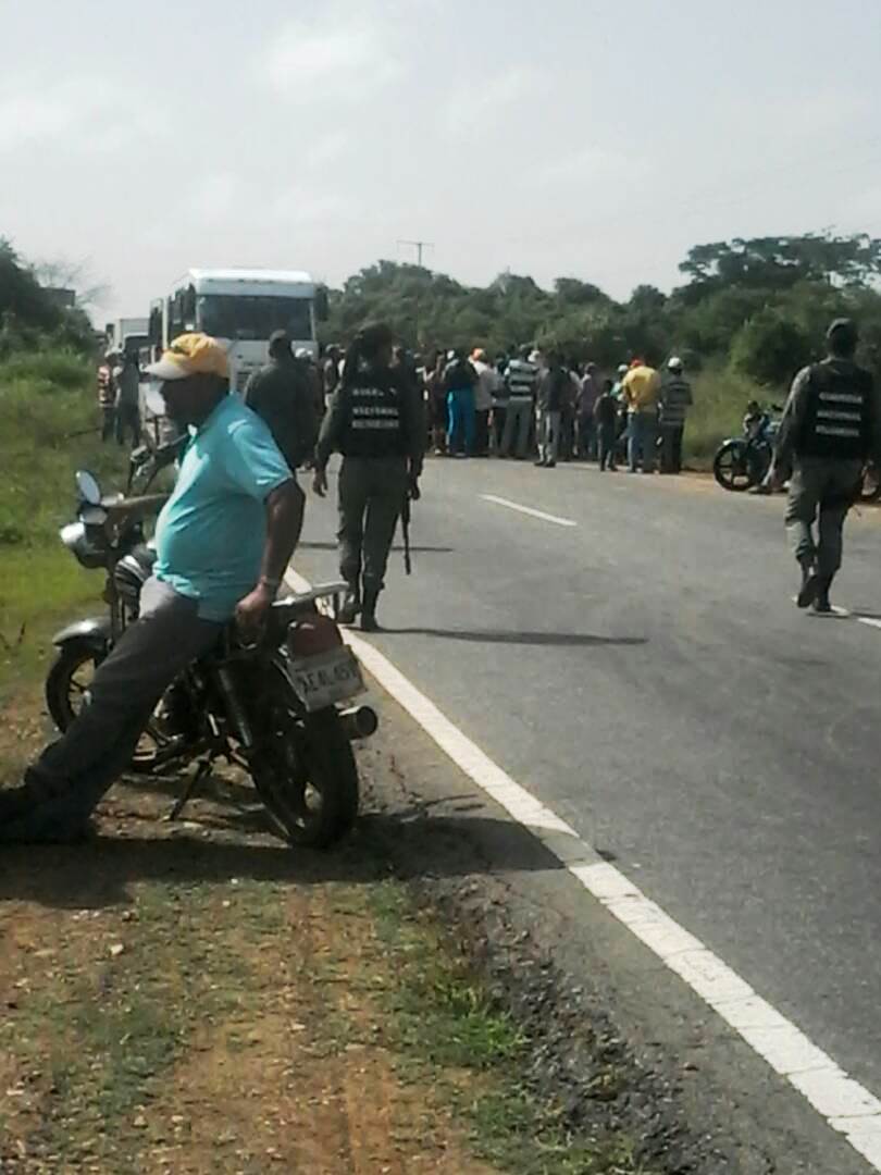 [:es]En Chaguaramas trancaron la carretera nacional en protesta por la escasez de gas doméstico[:]