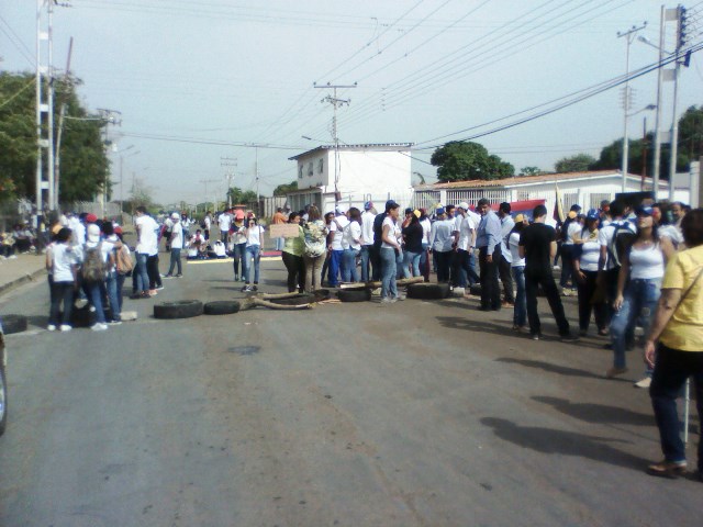 [:es]Estudiantes del Colegio Nuestra Señora del Valle realizaron plantón en La Pascua[:]