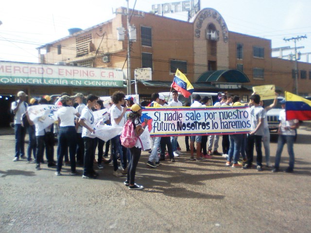 [:es]Estudiantes del Jesús Redentor realizaron plantón en la calle Atarraya Sur[:]