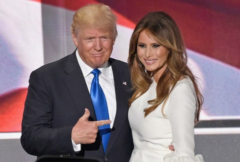 [:es]Mira como Melania Trump se niega a darle la mano a su esposo (+Video)[:]