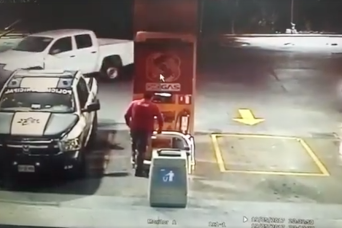 [:es]Momento que asesinan a dos policías en una gasolinera (+Video)[:]