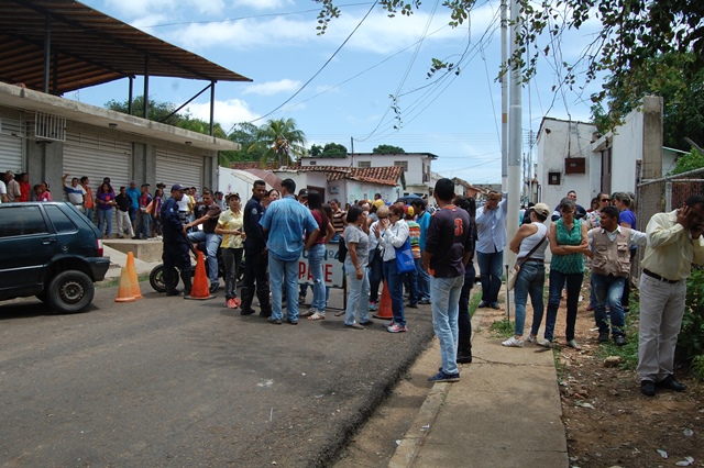 [:es]Disuelven manifestación y detienen a 12 personas en la salida hacia Chaguaramas (Videos)[:]