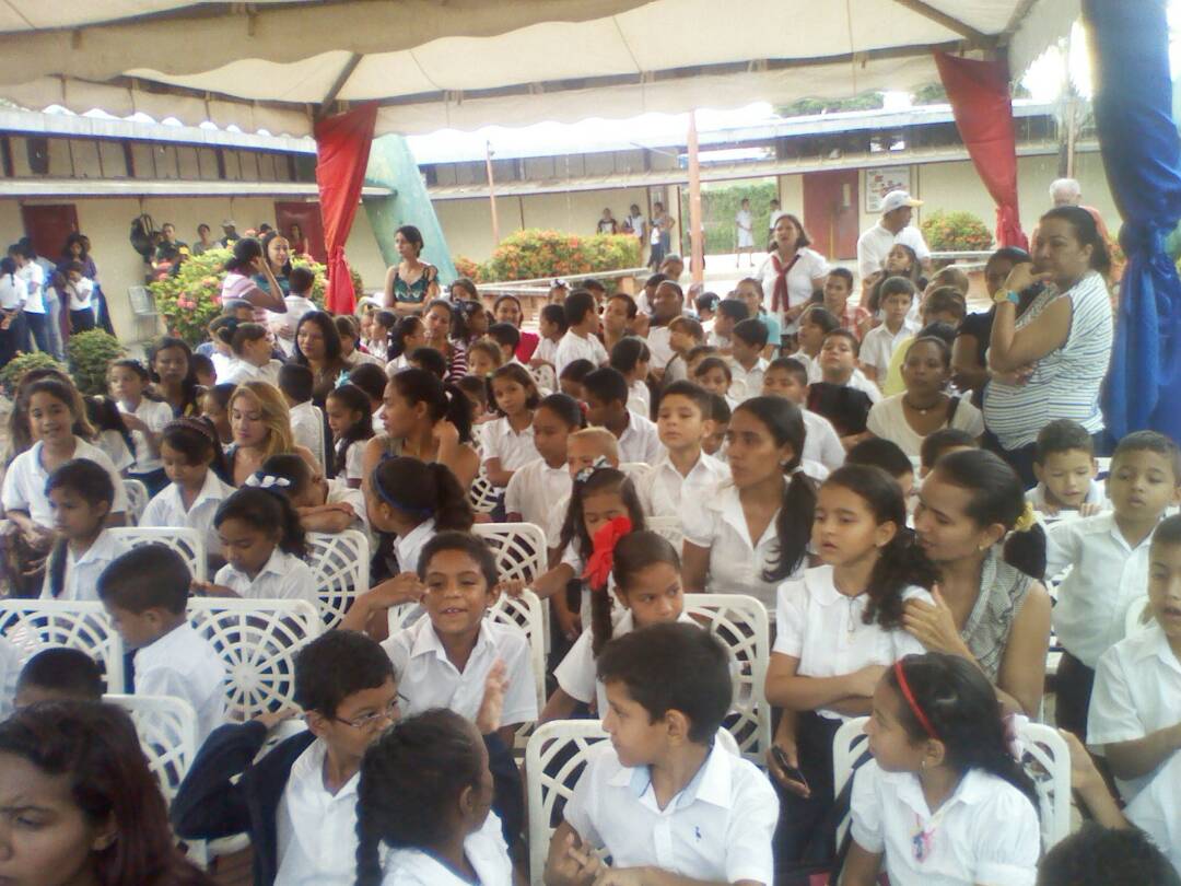 [:es]Entregaron 254 Canaimitas a estudiantes y docentes de la Escuela Básica Bolivariana 12 de Octubre[:]