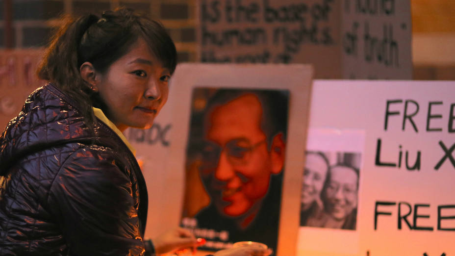 [:es]Nobel de la Paz Liu Xiaobo agoniza en un hospital bajo fuerte vigilancia[:]