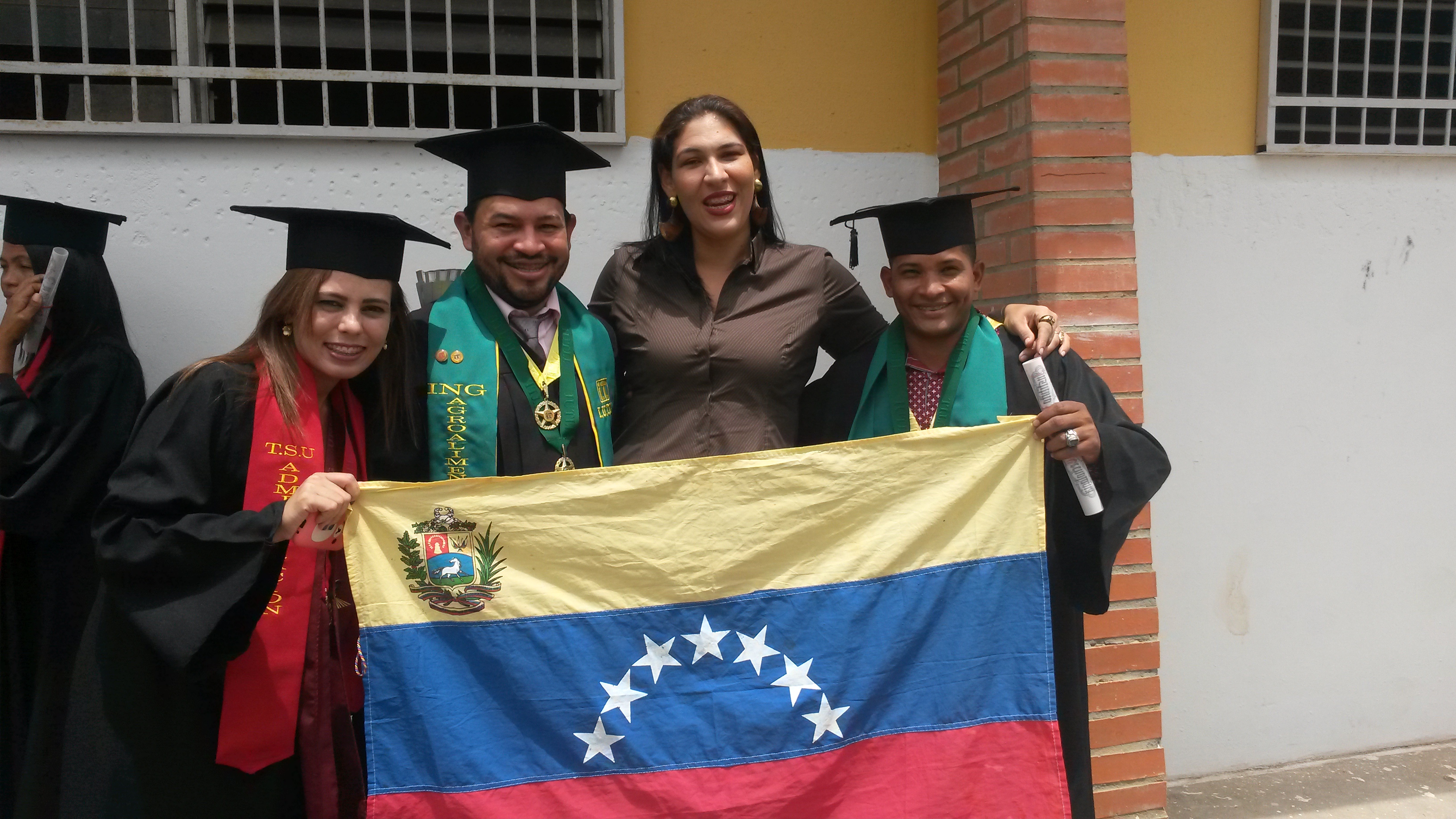 [:es]Graduando del Iutll apodado «Apure» protesto con bandera nacional en pleno acto[:]