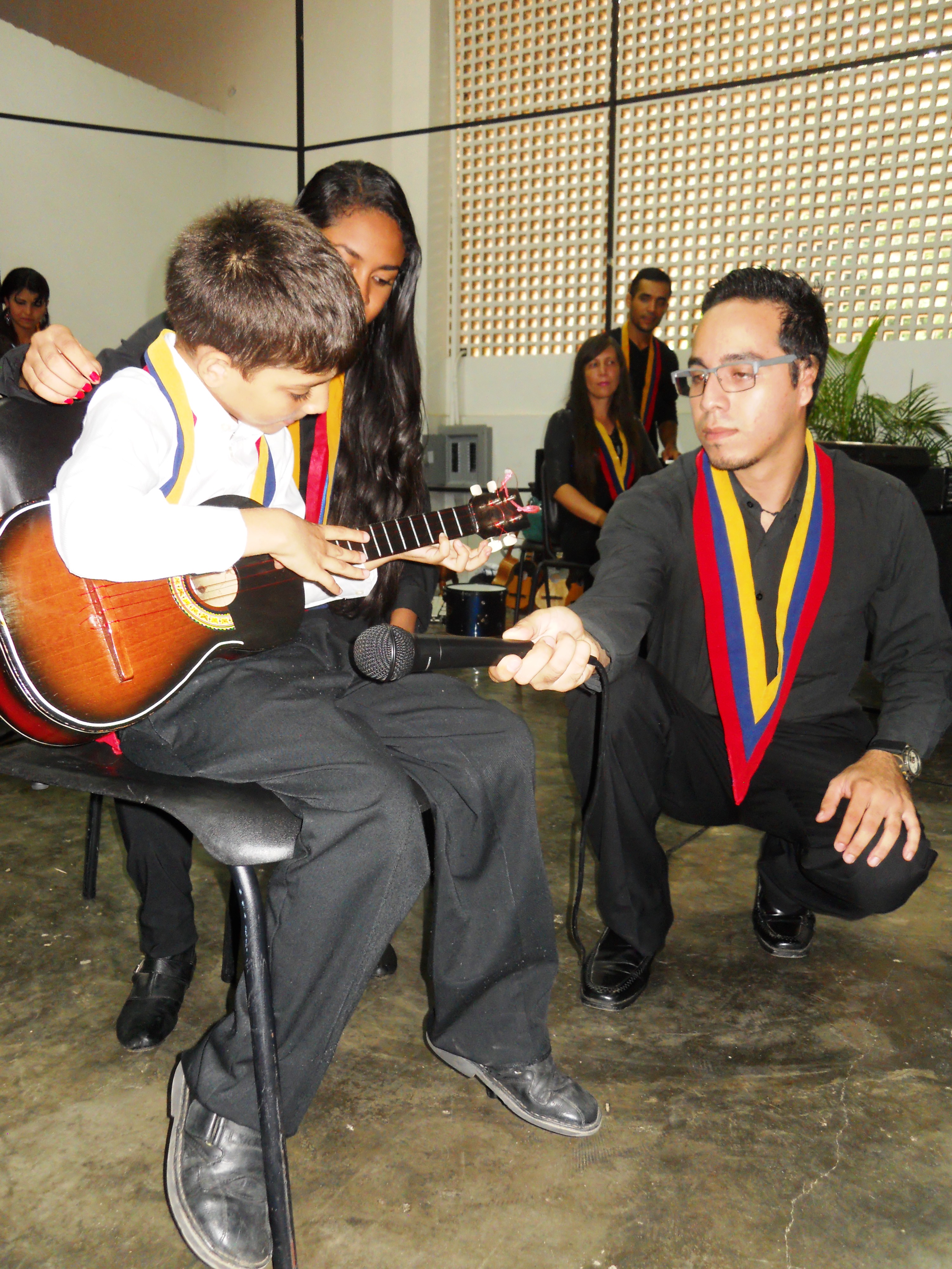 [:es]Programa educación especial realizó concierto de cierre de año escolar[:]