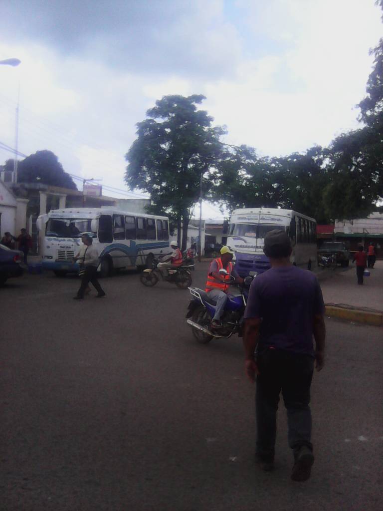 [:es]En Las Mercedes del Llano y San Juan de los Morros sector transporte no acato el paro[:]