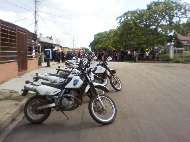Cuerpos policiales estuvieron presentes resguardando el lugar para evitar mayor confrontación