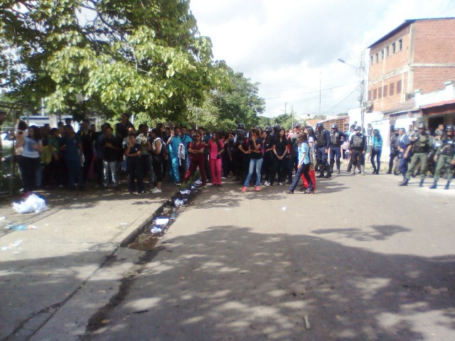 [:es]Trifulca estudiantil en la UNERG de Valle de la Pascua (+Video)[:]