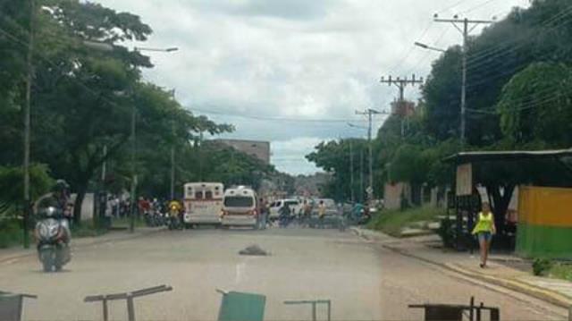 [:es]Lanzaron granadas en centros de votación en La Pascua[:]