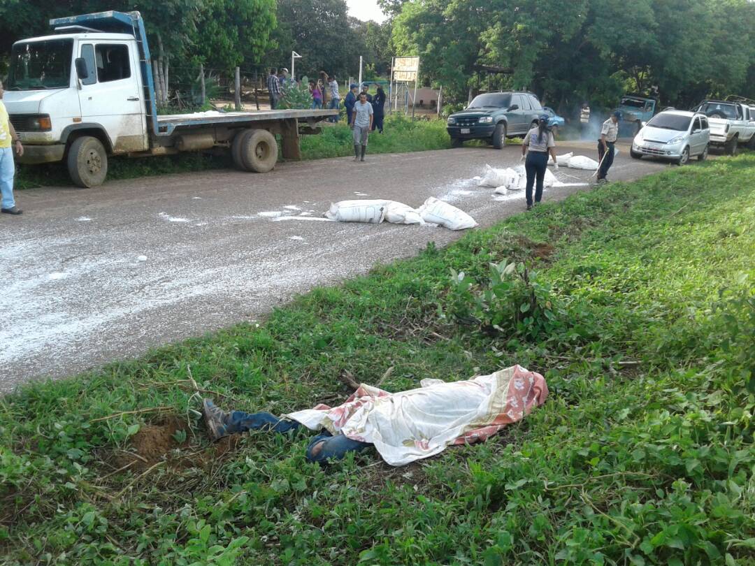 [:es]Trabajador de escuela murió al caer de un camión[:]