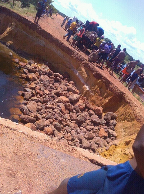 [:es]Habitantes de Parmana logran sellar enorme hueco en el puente de los Hileros[:]