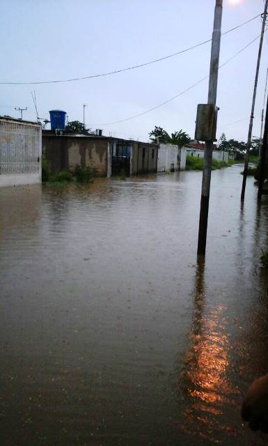 [:es]Fuertes precipitaciones causan inundaciones en diferentes sectores de La Pascua[:]