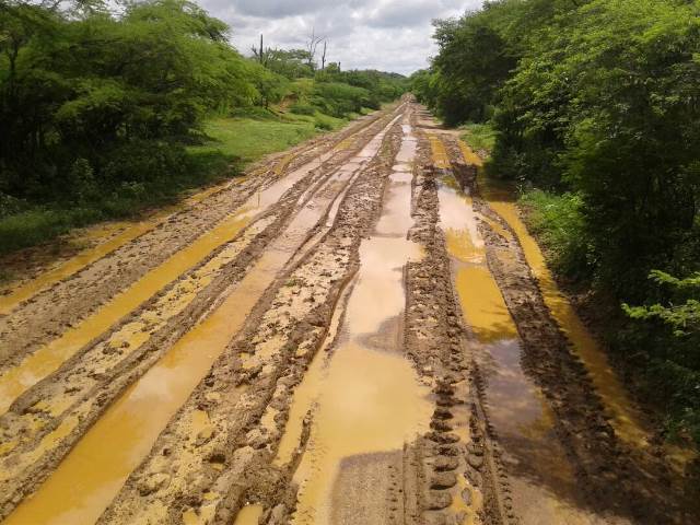 [:es]Comenzaron a llegar ayudas a los caserios Arenita-Las Palmas[:]