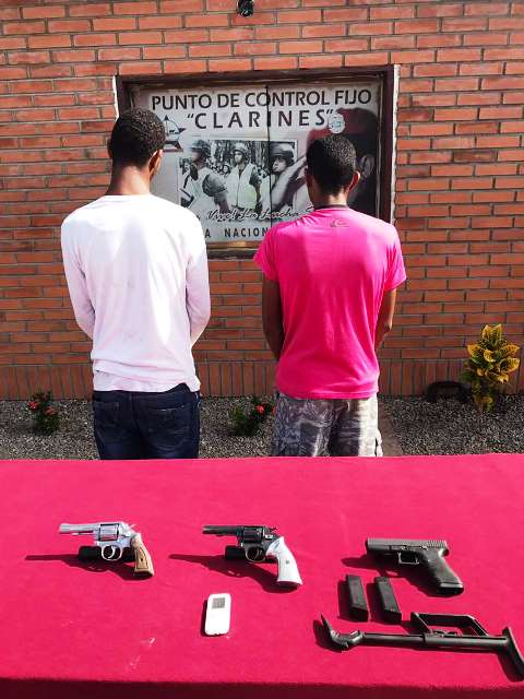 [:es]GNB detiene a dos sujetos armados en Anzoátegui[:]