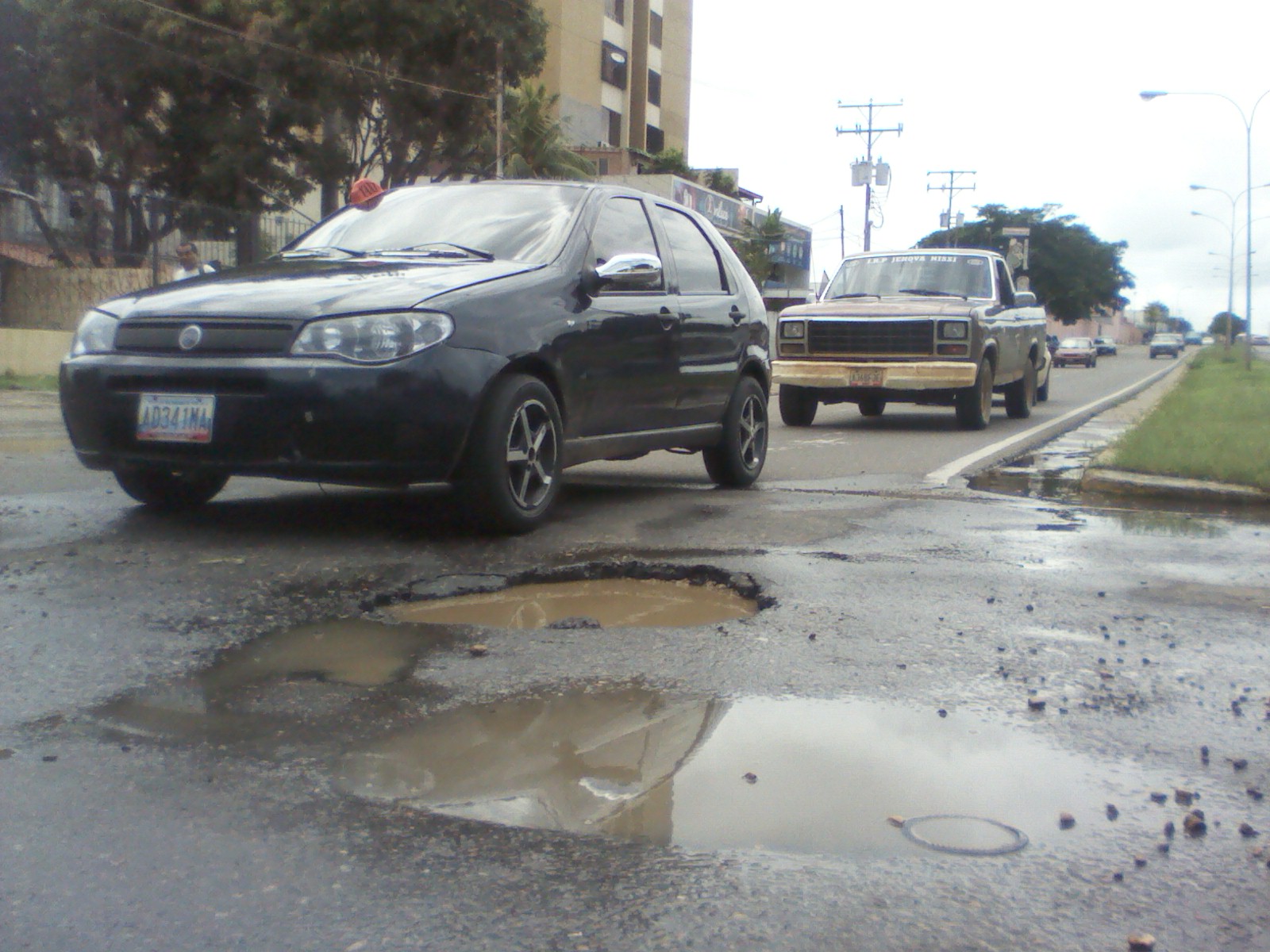 [:es]Sumida en cráteres esta la Av. Romulo Gallego en la Pascua[:]