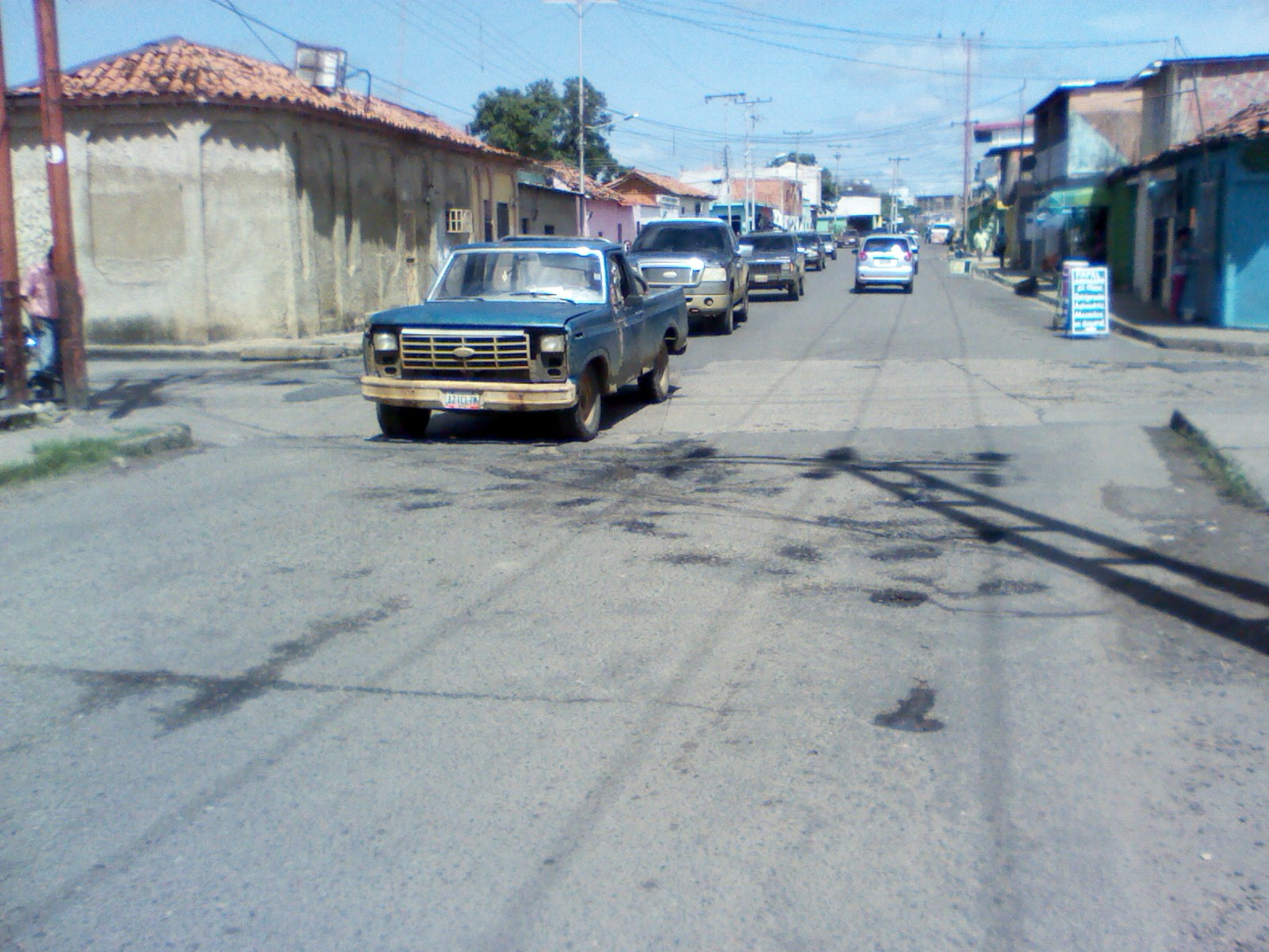 Entre la calle la Granja y 19 de abril se formaron estos enormes huecos producto del derrame de aguas blancas